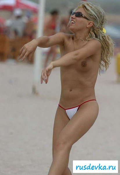 Сексуальные малышки без лифчика на пляже