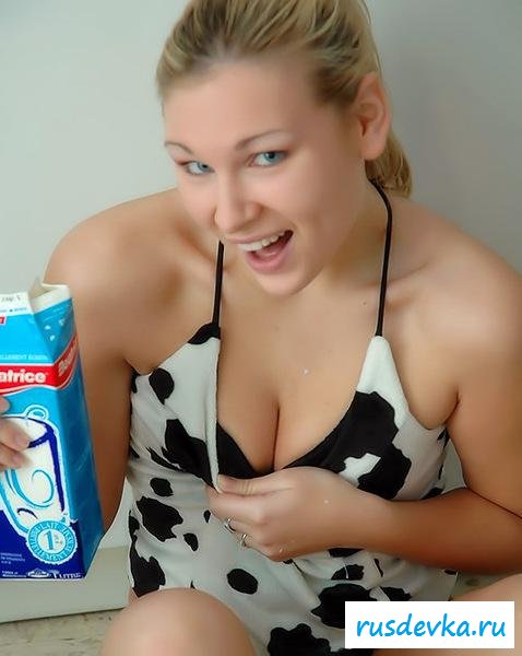 Вульгарная мадам обливается молоком