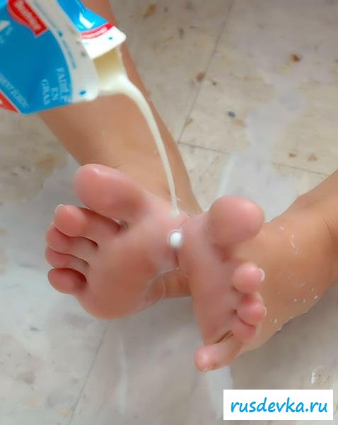 Вульгарная мадам обливается молоком