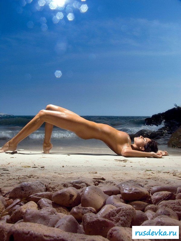 Тёлка устроила шикарную эротику на берегу моря