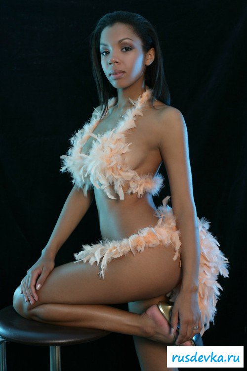 Прикольная фотосессия от стройной мулатки