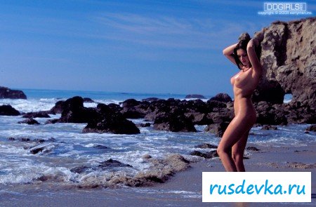 Потрясная брюнетка устроила эротику на пляже