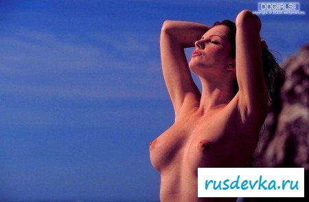 Потрясная брюнетка устроила эротику на пляже