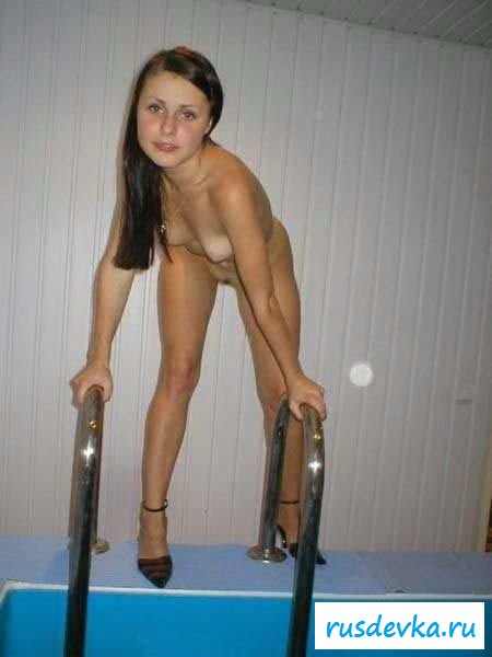 Голые сучки развлекаются в бане Голые сучки развлекаются в бане