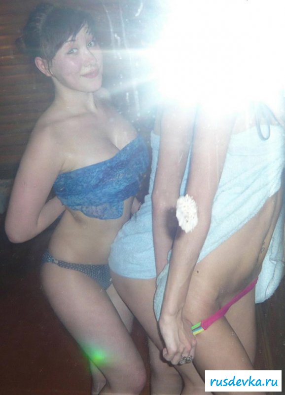 Прекрасные девчонки развлекаются в бане