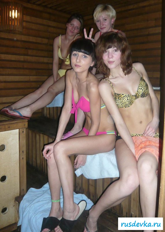 Прекрасные девчонки развлекаются в бане