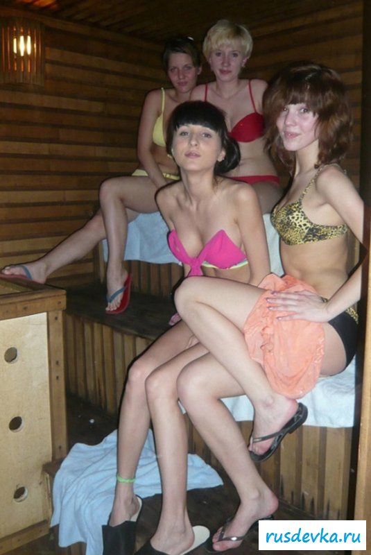 Прекрасные девчонки развлекаются в бане