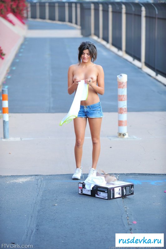 Обаятельная брюнетка оголяет грудь на роликах