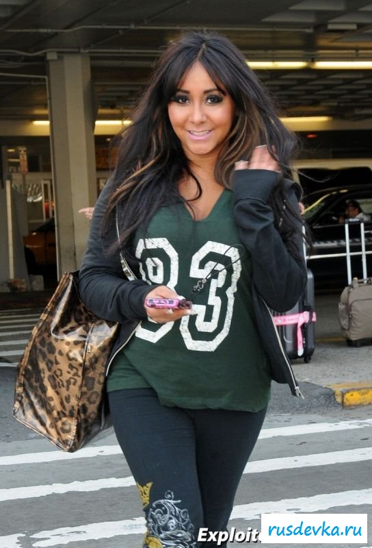 Знаменитая малышка Snooki эротично светит трусиками