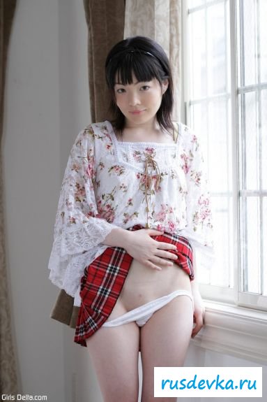 Нескромная японка демонстрирует раздетую пилотку