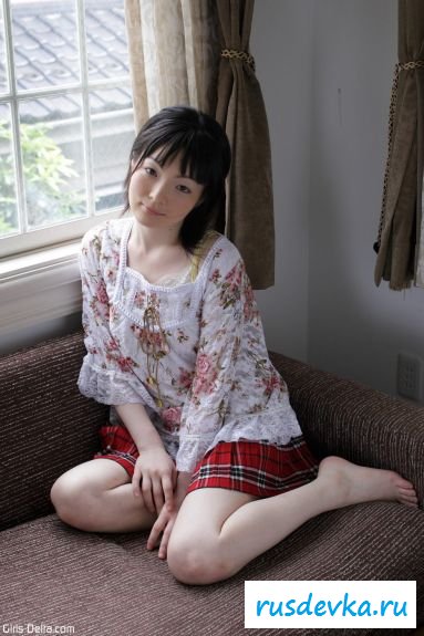 Нескромная японка демонстрирует раздетую пилотку