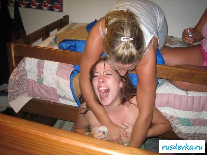 Голые пьяные дамочки веселятся