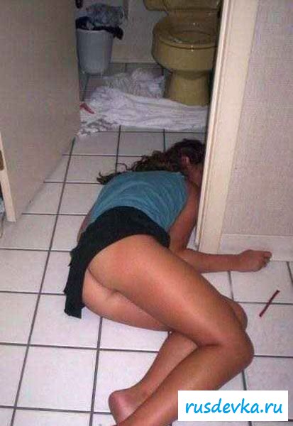 Голые пьяные дамочки веселятся