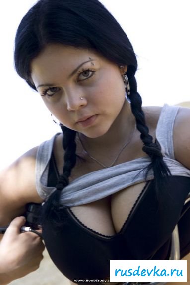 Спортсменка на велосипеде полностью оголилась