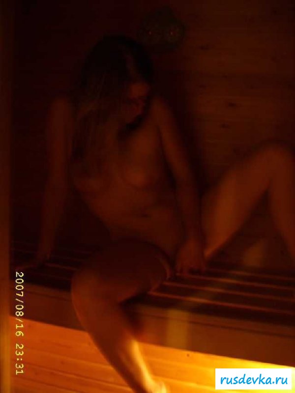 Раздетые тёлочки развлекаются в бане