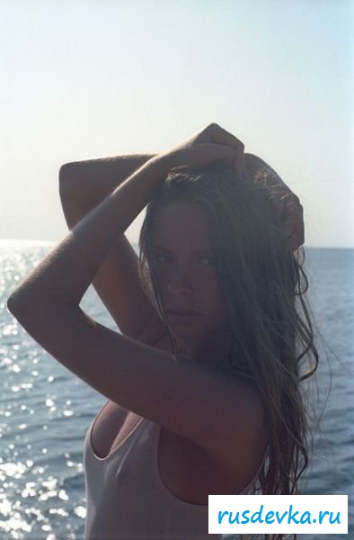 Голые малышки без лифчика в майках