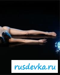 Голая спортсменка показывает акробатические движения