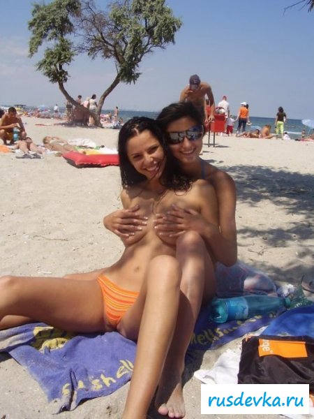 Сочные голые бабы без лифчика