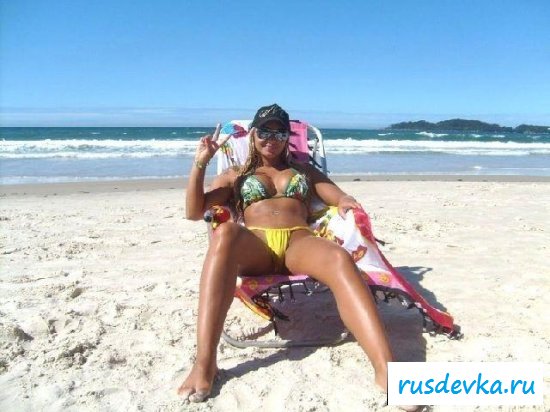 Сексуальные обнажённые бразильянки в откровенных бикини