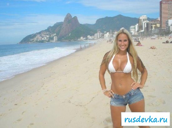 Сексуальные обнажённые бразильянки в откровенных бикини