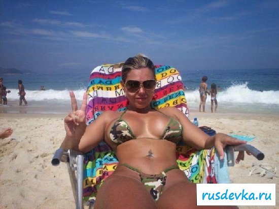 Сексуальные обнажённые бразильянки в откровенных бикини