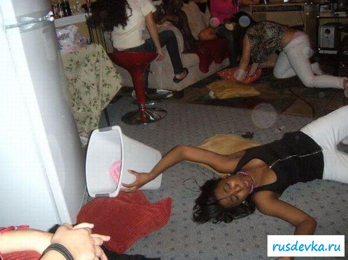 Раскрепощённый разврат голых пьяных тёлочек