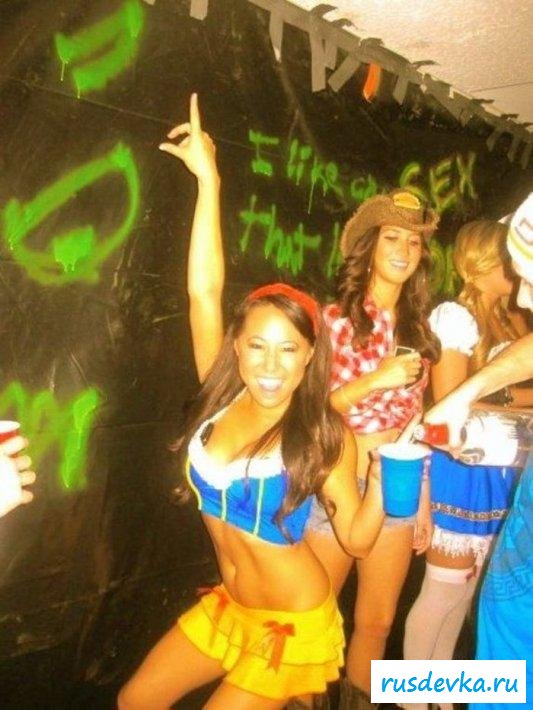 Раскрепощённый разврат голых пьяных тёлочек