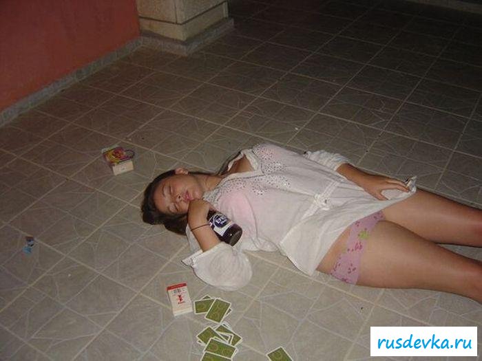 Раскрепощённый разврат голых пьяных тёлочек