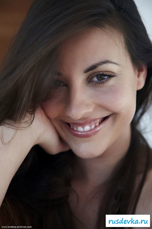 Миниатюрные тити классной брюнетки в эротике