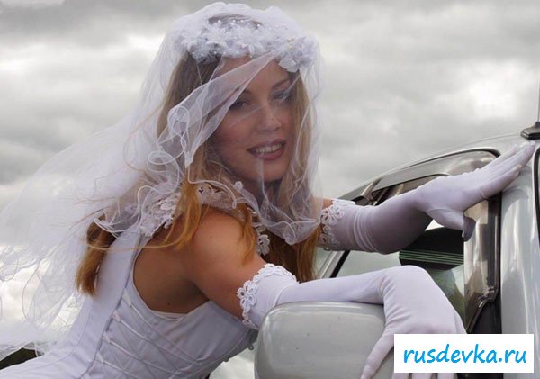 Девушка в свадебном платье разделась у авто