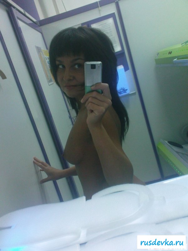 Эротика с зеркальным отражением брюнетки