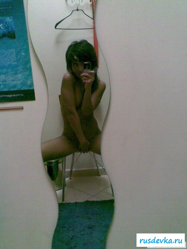 Эротика с зеркальным отражением брюнетки