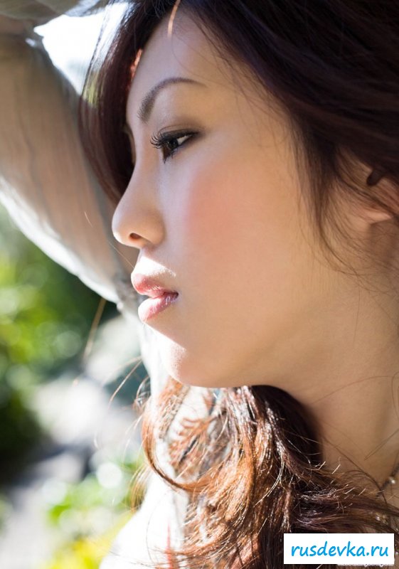 Под платьем азиатки небритая киска