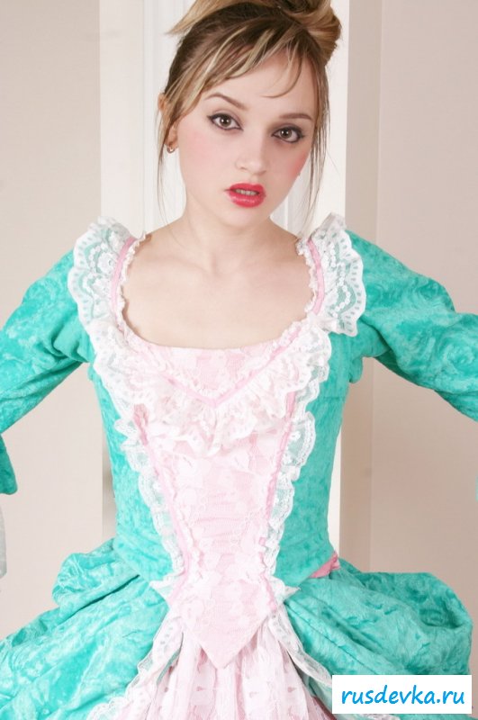  Тинка с яркими губами разделась