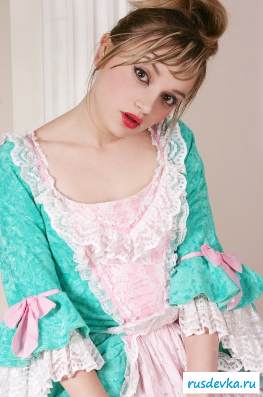  Тинка с яркими губами разделась