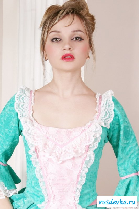  Тинка с яркими губами разделась