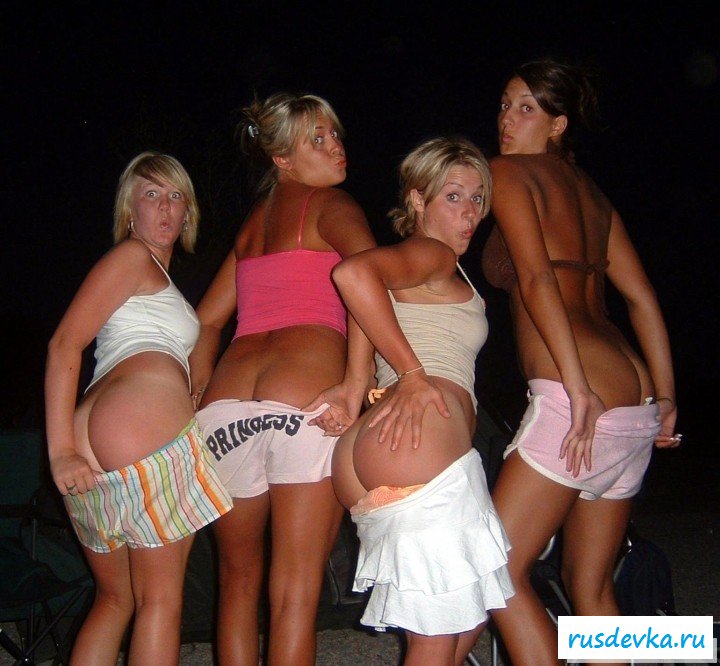 Бухие студентки показывают голые ягодицы