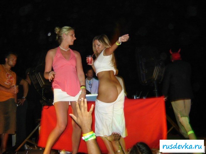 Бухие студентки показывают голые ягодицы