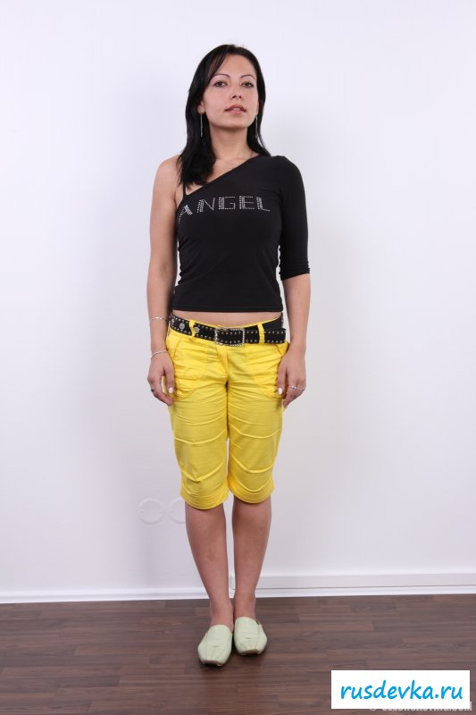 Полненькая коротышка была раздета