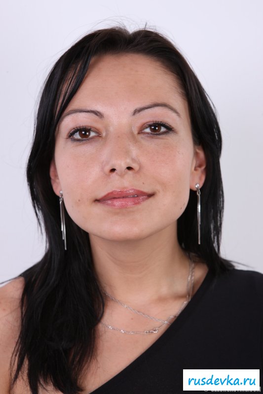 Полненькая коротышка была раздета