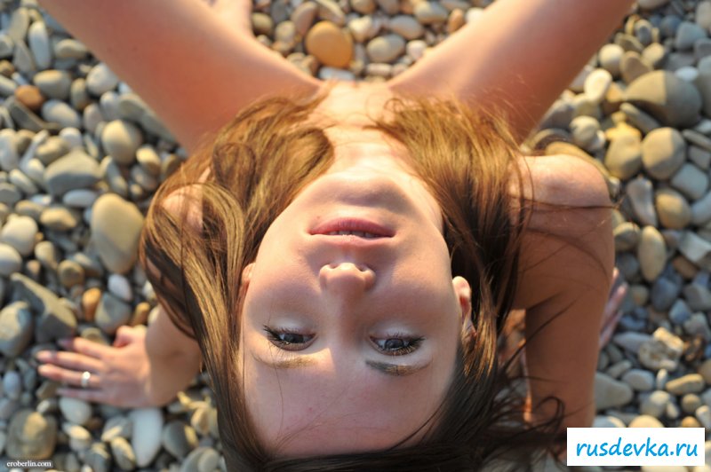 Раздразнила красную вагину на пляже