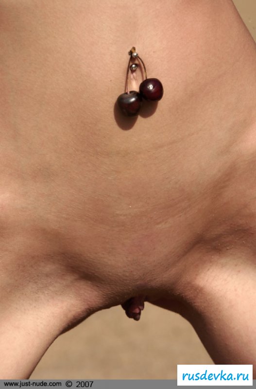 Туристка с вишнями показывала манду