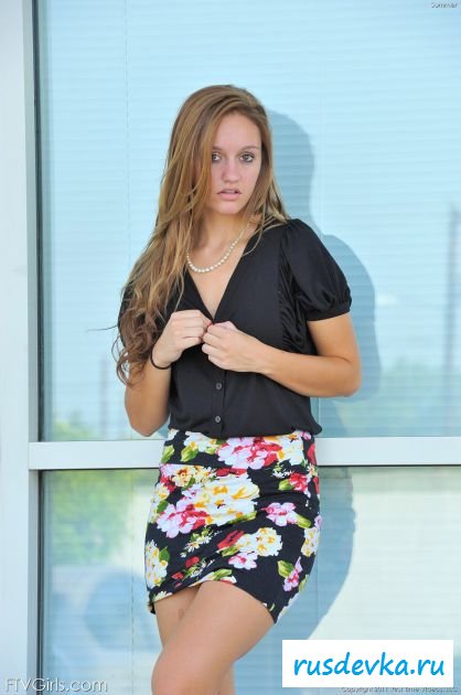 Смотрим что у девахи под юбкой