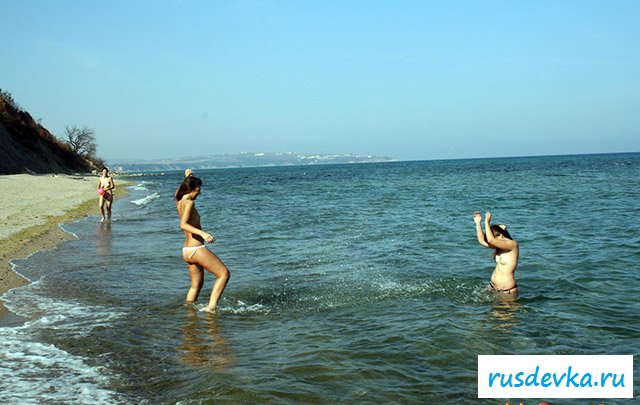 Подруги весело проводят время на берегу моря