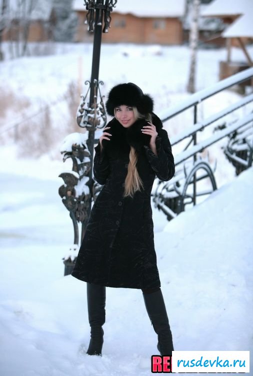 Зимняя эротика с шикарной блондинкой