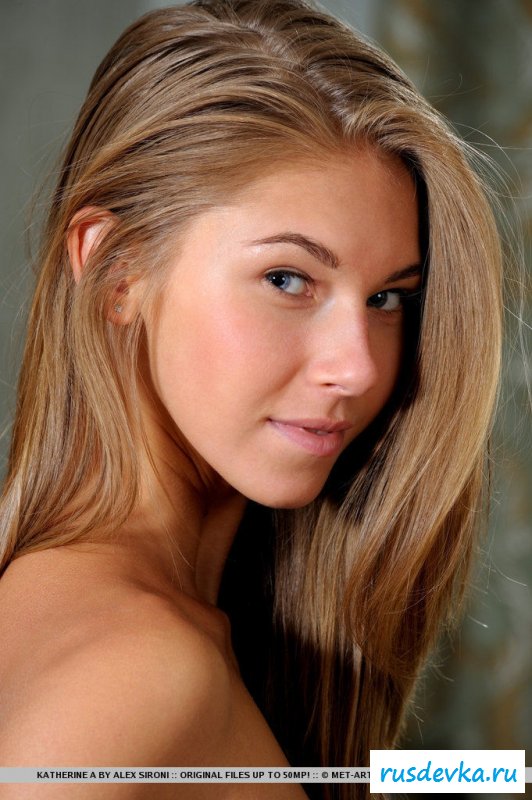 Милая девственница манит нежной писей