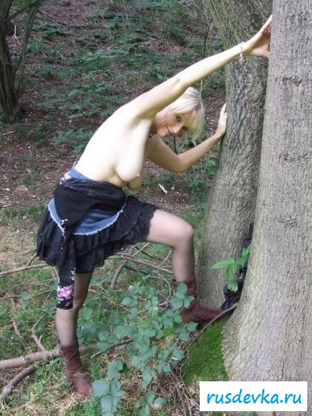 Старушка в чулках на природе