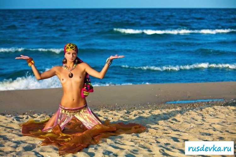 Устроила топлесс снимки на пляже