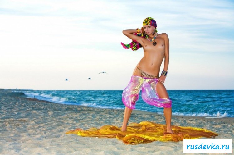 Устроила топлесс снимки на пляже