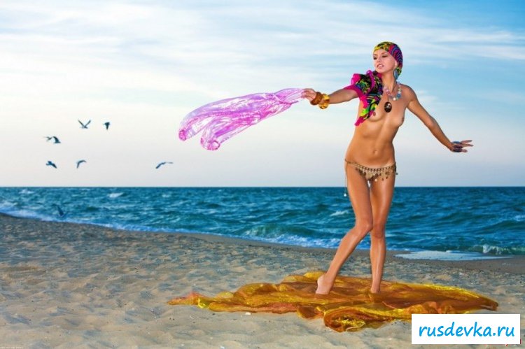 Устроила топлесс снимки на пляже